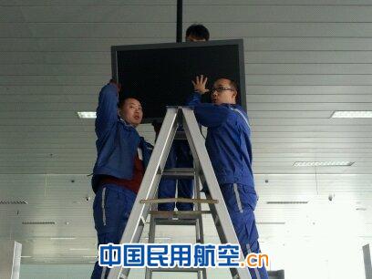 新疆机场网络信息部全面维护检查航显系统设备
