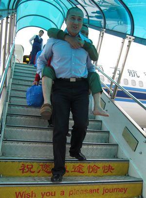 要做就做真男人——记南航安全员黄廷国