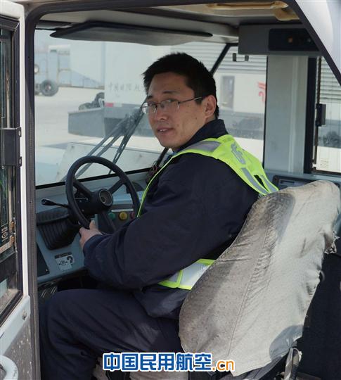 國航地面服務部站坪牽引車隊的“男人幫”