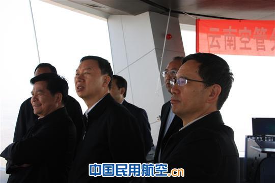 视察塔台 云南省李纪恒省长一行视察昆明长水国际机场塔台