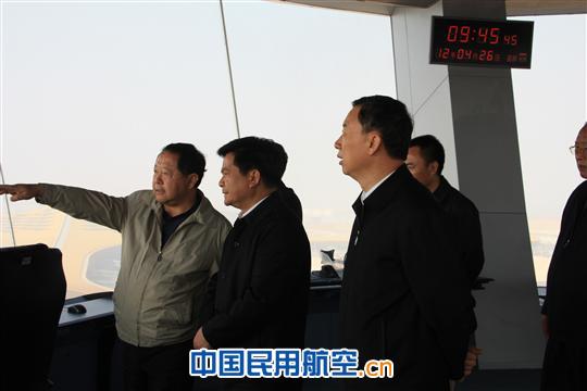 视察塔台 云南省李纪恒省长一行视察昆明长水国际机场塔台