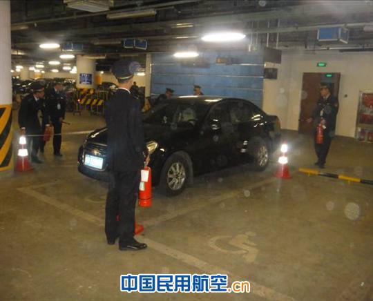 青岛机场护卫部开展员工停车场防火防爆应急演练