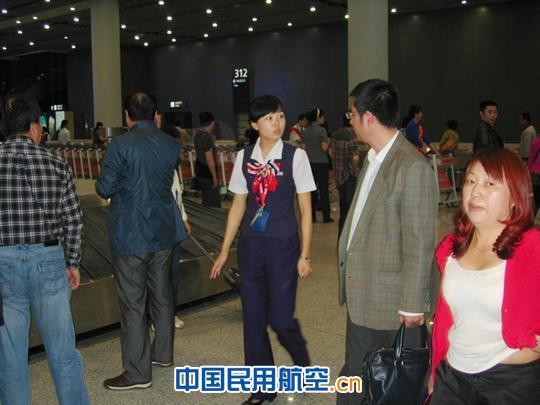 东航服务人员疏导旅客 东航西北运控部顺利完成“五一”航班保障工作