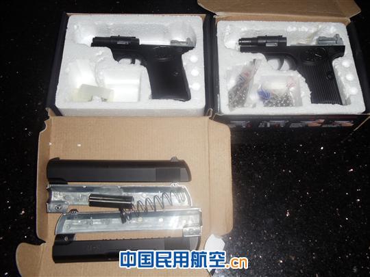 美兰机场安检查获两把“五四式”仿真枪