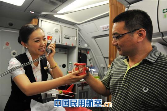 深航党团示范乘务组顺利保障深圳扬州首飞航班