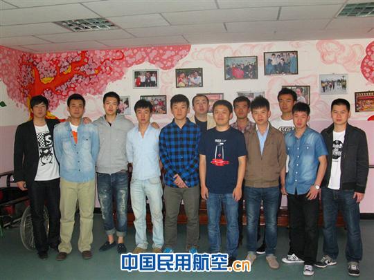 南航新疆飞行部737组织飞行员探访儿童福利院