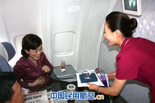 南航贵州：万米蓝天与旅客共度“母亲节”