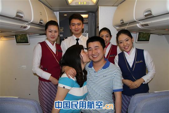 在万米高空上向女友求婚成功 万米高空的爱恋 机组见证客舱求婚