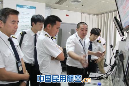 西南空管局进近管制室与川航A330中队开展交流