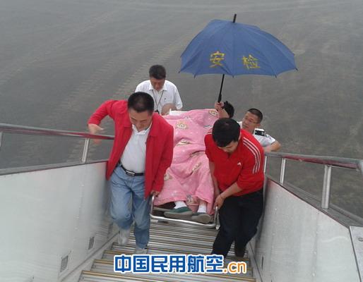 黄山机场开辟绿色通道 真心服务担架旅客