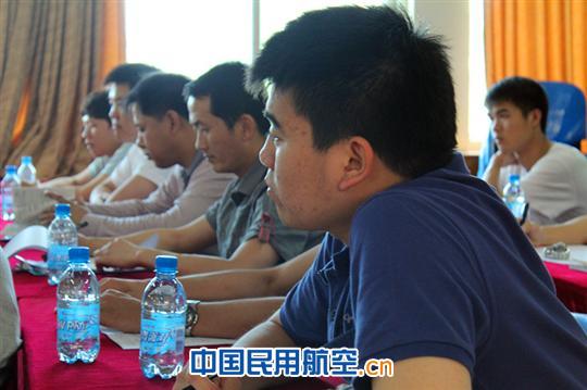 南航新疆飞行部190分部邀请翔翼公司教员授课