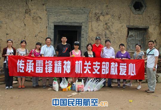 西北气象中心机关党支部开展学雷锋活动