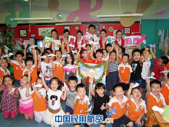 深航党团示范组走进深圳市第二幼儿园庆“六一”