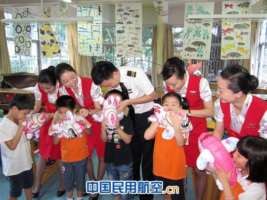 深航党团示范组走进深圳市第二幼儿园庆“六一”