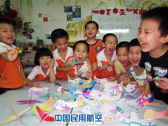 深航党团示范组走进深圳市第二幼儿园庆“六一”