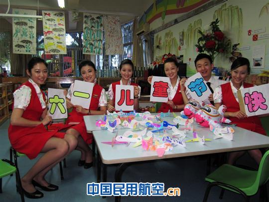 深航党团示范组走进深圳市第二幼儿园庆“六一”