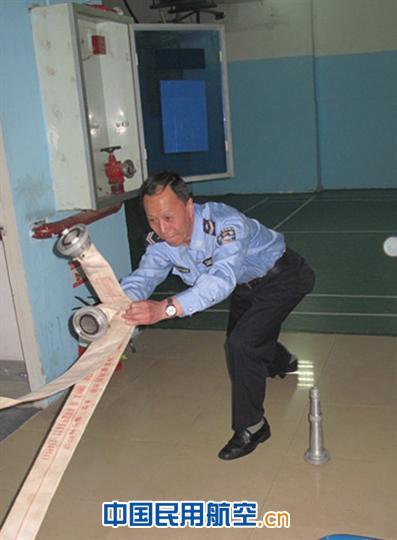 青岛机场生活服务中心举行保安技能比武演练