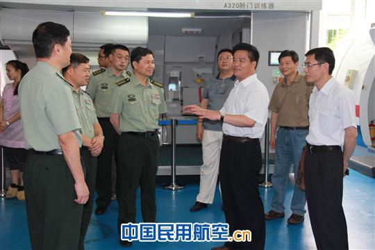 部队领导到广州民航职院指导征兵工作