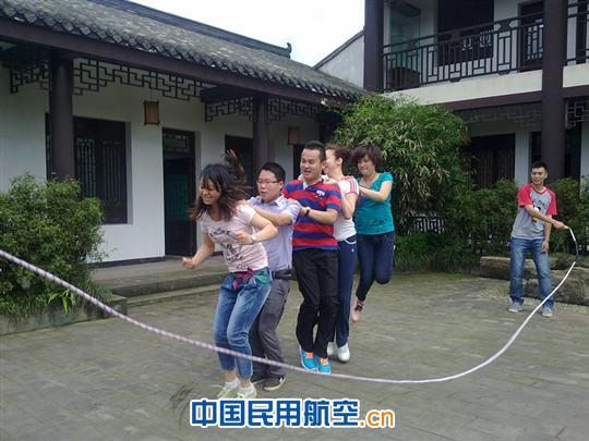 国航股份重庆分公司团委开展趣味培训活动