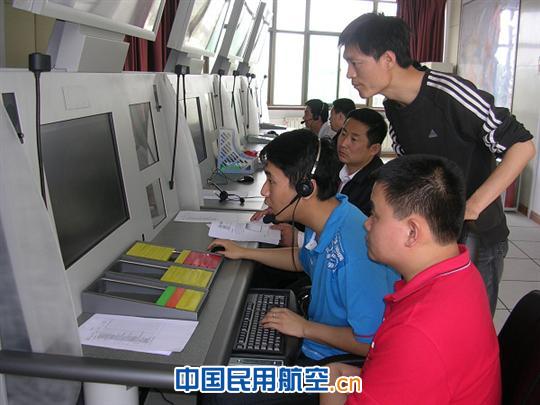 山东空管组织实施夏季雷雨天气的模拟机复训