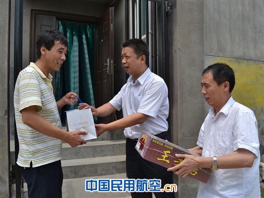 东航西北汽服部一队看望慰问子女参加高考的职工