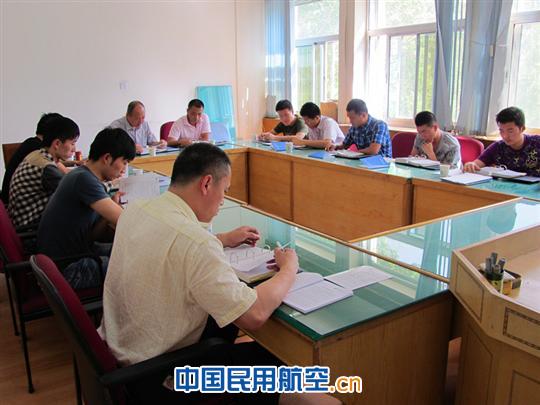 南航新疆飞行部组织副驾驶及机长理论培训学习
