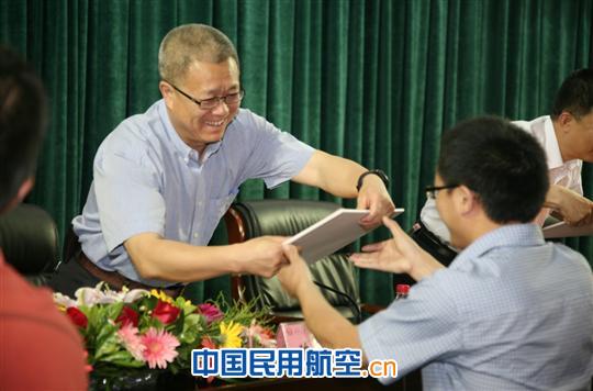 南航为新疆学子献上“十分关爱”