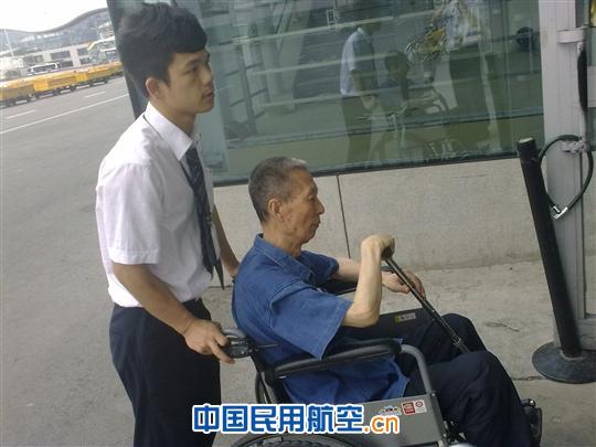 微笑服务月续写“为民服务创先争优”