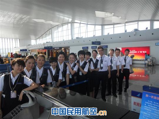 微笑服务月续写“为民服务创先争优”