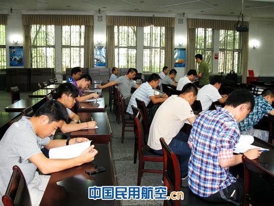 南航新疆飞行部757分部组织A类副驾驶考试