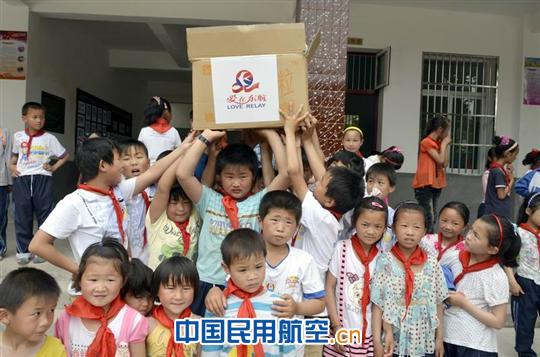 东航安徽为金寨皖燕希望小学第20捐赠