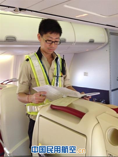 深航机务热心帮助旅客获表扬
