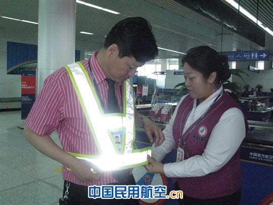 一名地面服务保障部中转员眼中的小小反光马甲