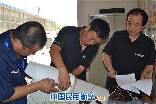 东航河北维修部进行飞机托架整流锥的修补工作