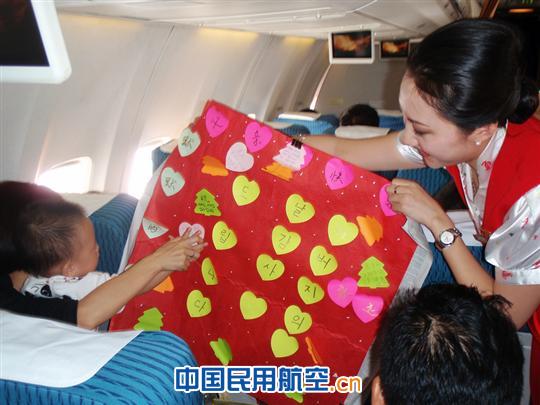 深航“开心簕杜鹃”乘务组情牵父亲节感恩慈父心