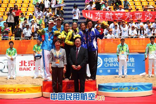 山航张幸福书记为亚沙会女子沙排颁奖