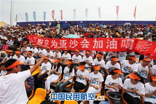 山航张幸福书记为亚沙会女子沙排颁奖