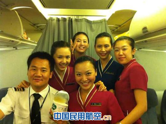 航班延误 南航乘务员在飞机上过生日