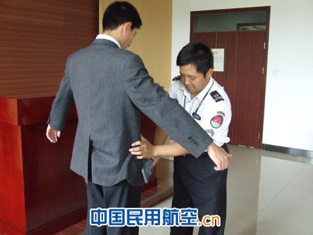 乌机场安检总站2012年职业资格证书复审工作结束