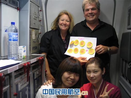 南航新疆：万米蓝天庆端午 粽叶飘香满客舱