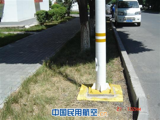 机场灯杆统一粘贴“反光标识” 安全美观又高效