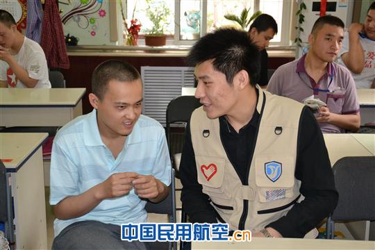 传递爱心　　播洒阳光