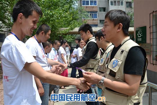 传递爱心　　播洒阳光