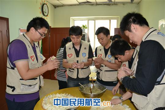 传递爱心　　播洒阳光