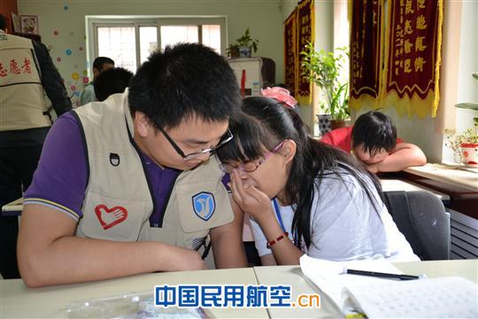 传递爱心　　播洒阳光