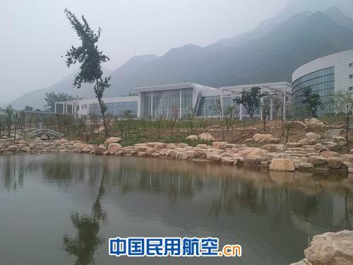 播种绿色 播撒生命 将区管中心建设成生态园林