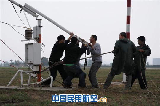 山西空管分局气象台更换自观风杆拉线
