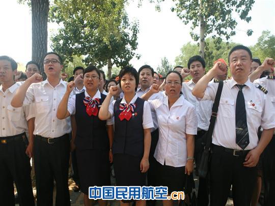 东航河北分公司举行重温入党誓词仪式