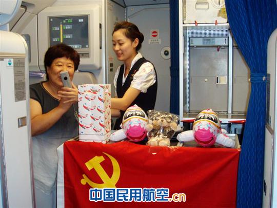 深航客舱服务部党团示范组万米高空为党庆生