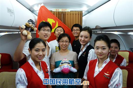 深航客舱服务部党团示范组万米高空为党庆生